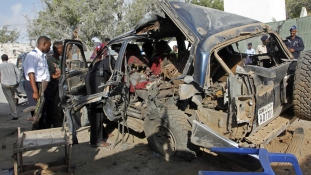 Öngyilkos merénylet egy étterem ellen Mogadishuban