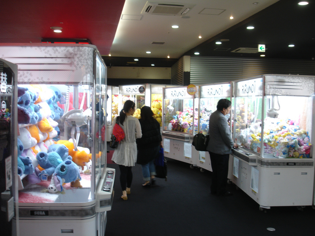 elderly-game-center-japan-crane-medal-game