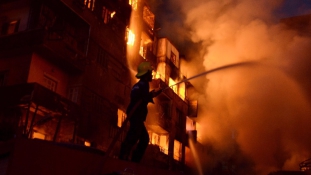 Lángoló szállodától gyulladt ki több épület Kairó belvárosában