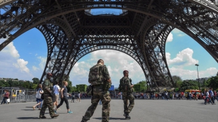 Évtizedek óta először tiltottak be tüntetést Párizsban