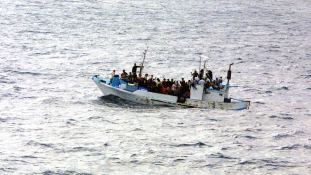 Több mint száz menekült veszett a tengerbe a felborult hajóról