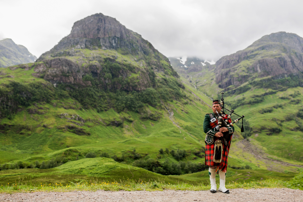 Scottish_Bagpiper_at_Glen_Coe,_Scotland_-_Diliff