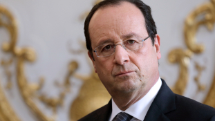 Csaknem 10 ezer eurót keres a francia elnök fodrásza