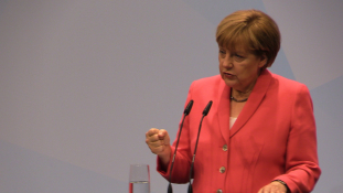 Terrorellenes csomagot hirdetett és nem változtat a menekültpolitikán Merkel