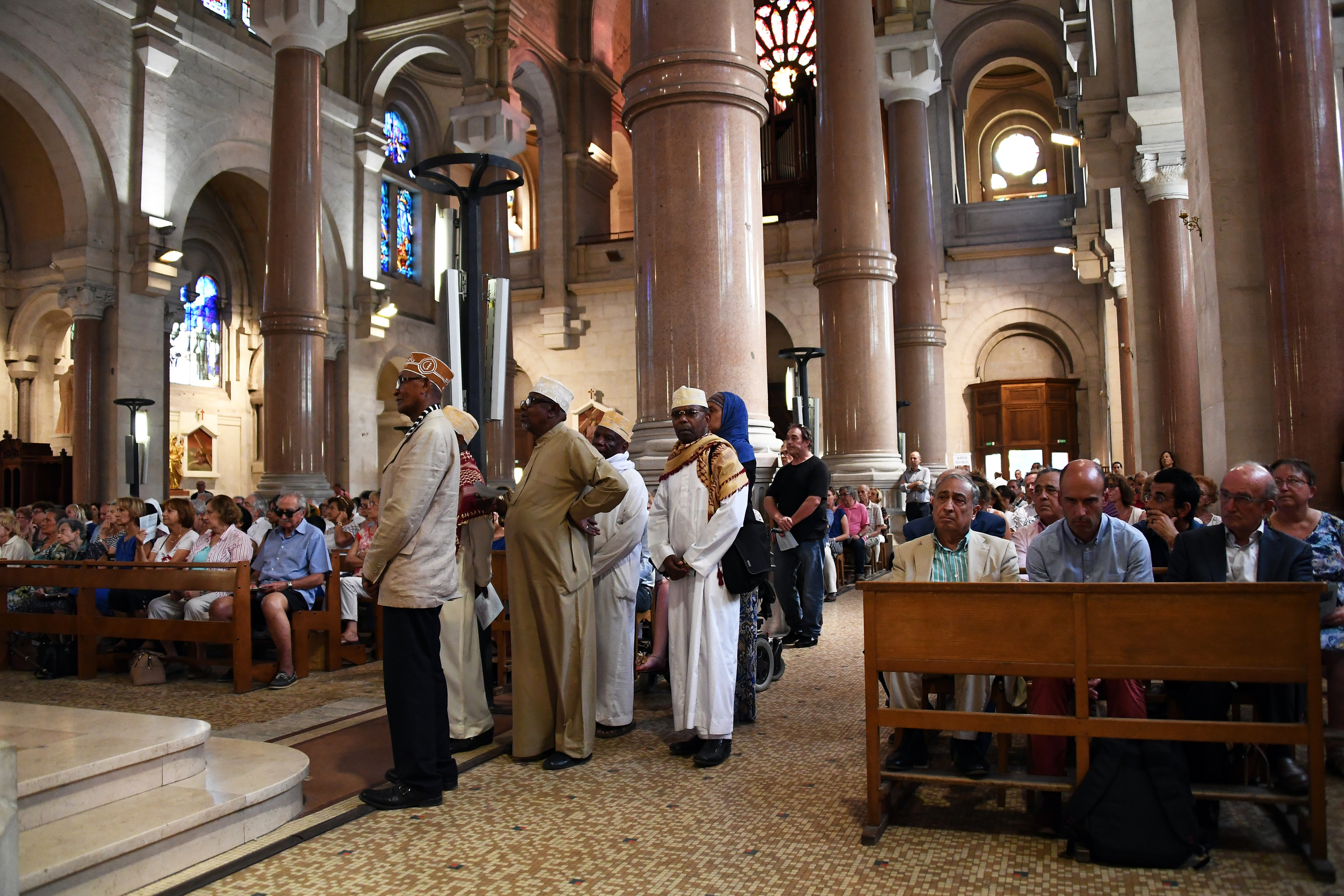 Muszlimok róják le tiszteletüket  Jacques Hamel atya emléke előtt Marseille-ben, a Sacre Coeur bazilikában.