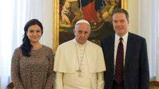 Váltás a Vatikánban: nő lesz a szóvivő helyettese