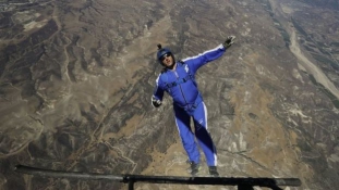 7620 méterről ugrott ejtőernyő nélkül