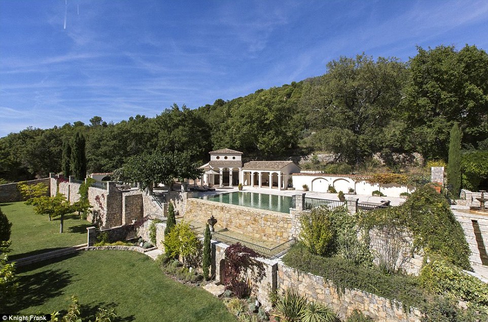 3736B8D300000578-3739869-On_the_market_David_and_Victoria_Beckham_are_selling_their_South-a-7_1471189458011