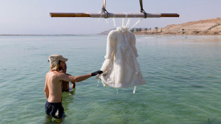 Ez van, ha két évig a Holt-tengerben hagyod a ruhádat