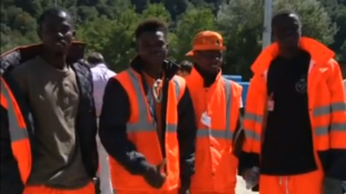 Túlélők után kutatnak afrikai migránsok Olaszországban