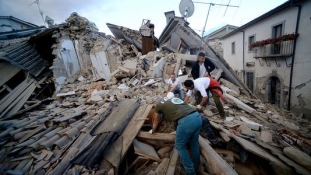 Legkevesebb hat halott, rombadőlt falvak – földrengés Itáliában (videó)