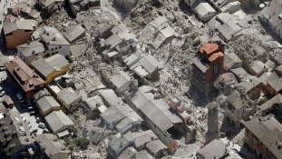 Drónvideó az itáliai földrengésről, melyben több mint 240-en meghaltak