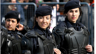 Mostantól kendőt köthetnek a sapkájuk alá Törökországban a rendőrnők