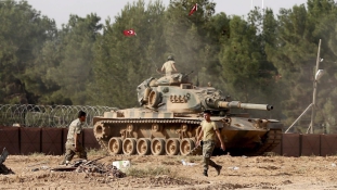 Eufráteszi pajzs – török tankok Szíriában, kiürített települések Törökországban