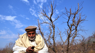 Okostelefont osztanak a gazdáknak – Pakisztánban