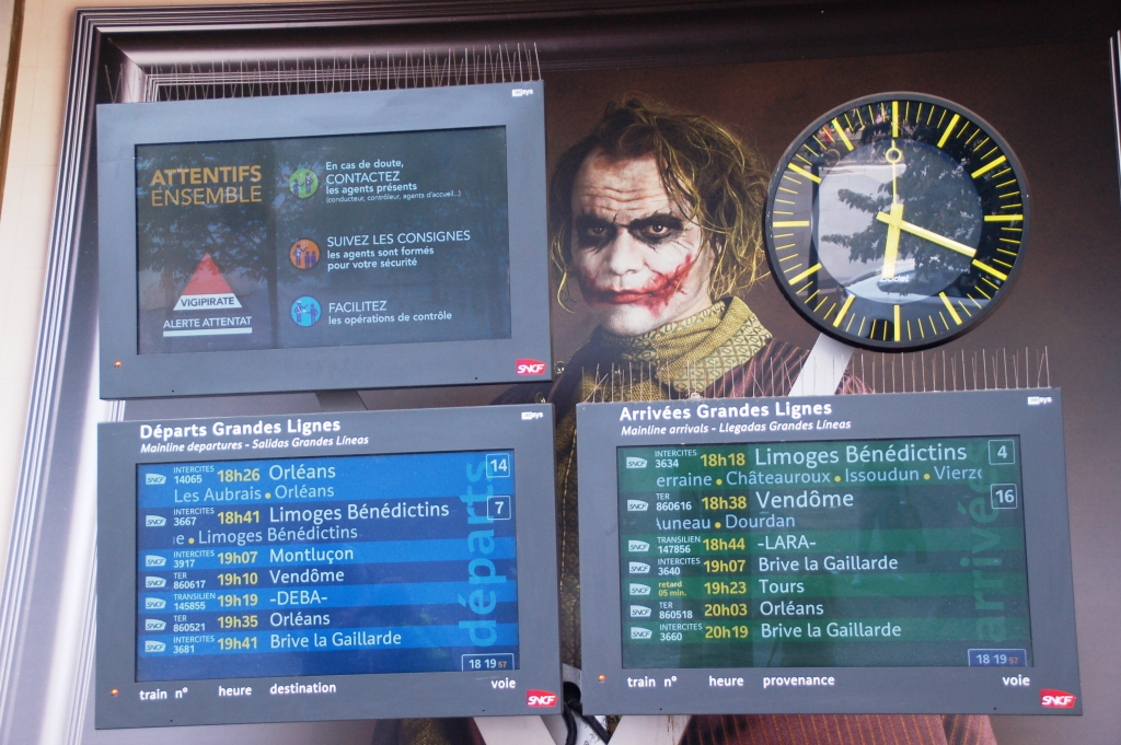 Joker figyel a menetrendek mögül (Gare d'Austerlitz, Párizs)