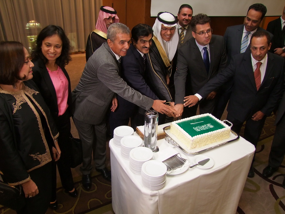 Az arab országok nagykövetei az ünnepi tortával.