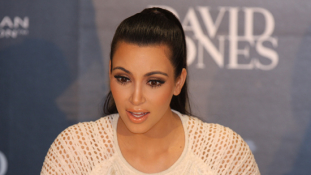 Csókot akart nyomni Kim Kardashian fenekére – videó