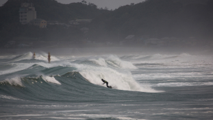 Radioaktív hullámokon lovagolnak a japán szörfösök