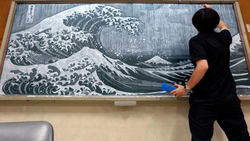 Így alkot csodát a táblára a japán tanár