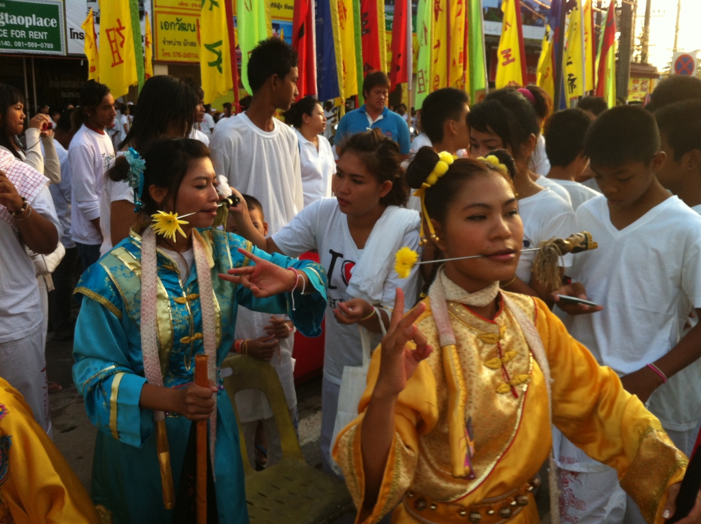 female_mah_songs_at_the_vegetarian_festival_in_phuket_04