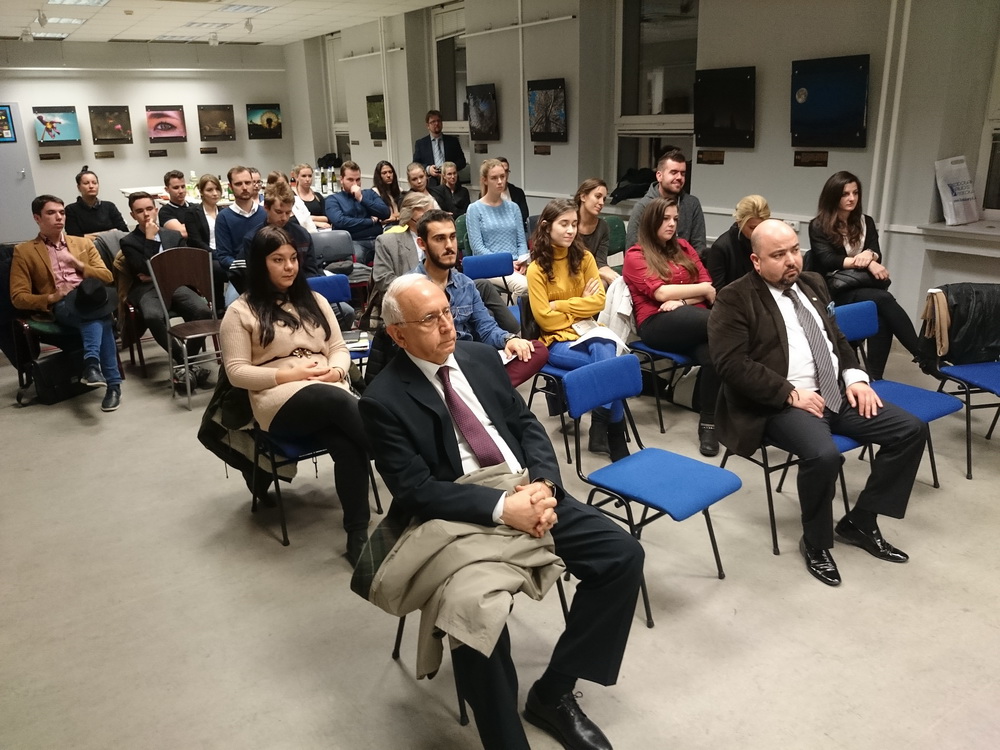 A közönség - a kép bal szélén Sakir Fakili, Törökország budapesti nagykövete.