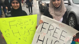 Hiába kínáltak ingyen ölelést a muszlim lányok Trump híveinek