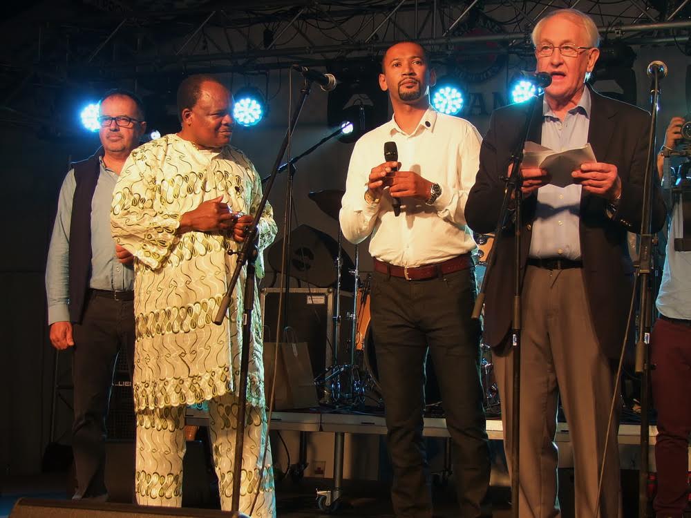 Balról jobbra: Balogh Sándor, az AHU elnöke, Raymond Irambo főtitkár, Kembe Sorel szóvivő és ... nagykövet.
