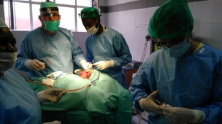 Két csapat két műtőben – már operálnak Malawiban a magyar orvosok