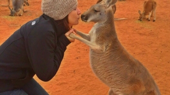 Ez a kenguru minden nap öleléssel ad hálát a gondozójának