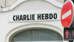 Most épp a lezuhant orosz géppel viccelődik a Charlie Hebdo