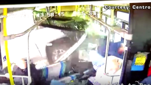 A belső kamerák rögzítették, ahogy buszba csapódott egy teherautó – videó