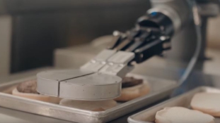 Itt a jövő! Egy kaliforniai hamburgerezőben már robot süti a húspogácsát