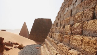 Nem is az egyiptomiak az első piramisok?