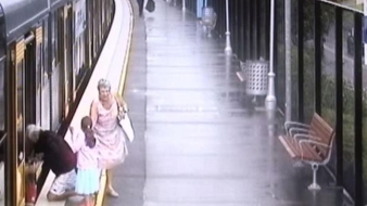 Félelmetes felvételek: vonat alá esett egy kisfiú Sydney-ben – videó
