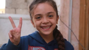 Emlékiratokat ad ki a hétéves sziriai kislány, aki Twitteren tudósított Aleppó ostromáról