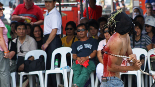 Önostorozás, keresztre feszítés – véres Húsvét a Fülöp-szigeteken (videóval)