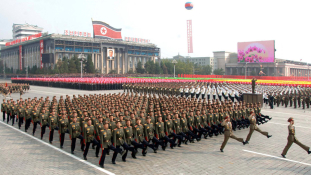 Játékfegyverekkel masíroztak a díszszemlén Észak-Koreában