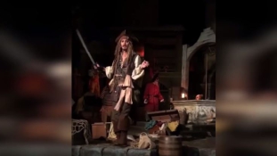 Johnny Depp személyesen lepte meg rajongóit Disneylandben