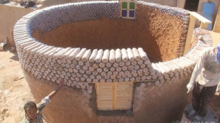 A Szaharában műanyag palackokból építenek házakat a menekültek