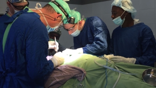 Nappal műtét, este futás – ma már sikeres operációkat végeztek Malawiban a magyar orvosok