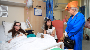 Erzsébet királynő meglátogatta a manchesteri sebesülteket a kórházban – videó