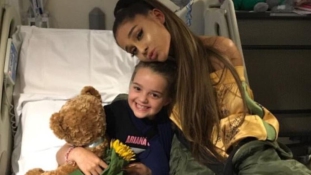 Ariana Grande meglepte a manchesteri merénylet sérültjeit a gyerekkórházban