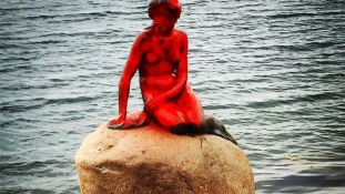 Vörös festékkel fújták le a Kis hableány szobrát Koppenhágában