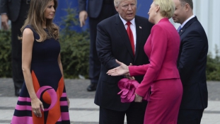 Ladies First – a lengyel elnök neje előbb üdvözölte a First Ladyt, mint Trumpot (videó)