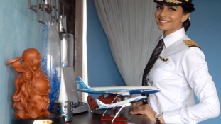A világ legnagyobb repülőgépének legfiatalabb kapitánya egy nő Indiából – videó