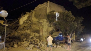 Földrengés után: kisbabát mentenek ki a tűzoltók Ischia szigetén – videó
