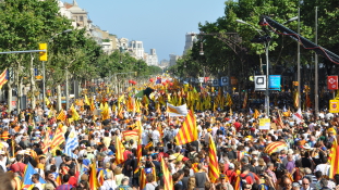 Rendőrroham után – tüntetés a függetlenségi népszavazás mellett Katalóniában