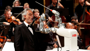 Robotkarmesterrel lépett fel Andrea Bocelli – videó