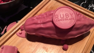 Jön Ruby, a rózsaszínű csokoládé – videó